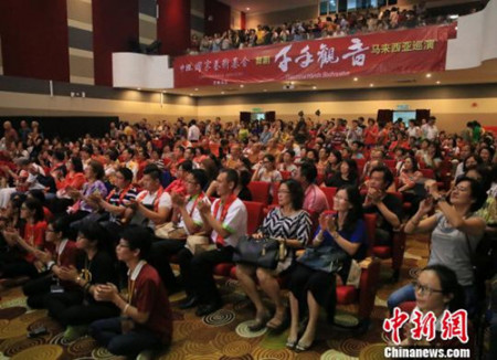 中國舞劇《千手觀音》馬來西亞巡演最后一站在馬六甲民族劇院進(jìn)行，觀眾在演出結(jié)束后報以經(jīng)久不衰的掌聲。(胡健 攝)