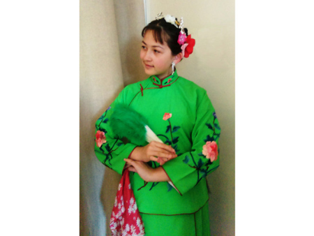 索菲演唱《報(bào)花名》。(法國(guó)《歐洲時(shí)報(bào)》/黃冠杰 攝)