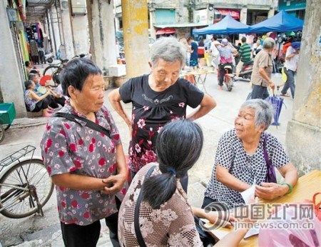 媒人在交流信息。