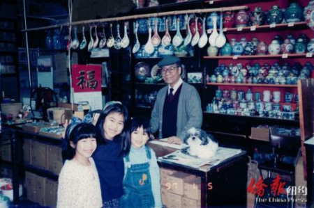 林美虹與外公、姐姐、表姐、小狗1997年在永安和店鋪。（美國(guó)《僑報(bào)》)