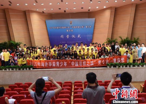 圖為參加本次活動的營員們與工作人員合影留念?！≈芤?攝