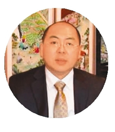 艾曙光： 　　2004年畢業(yè)于韓國(guó)國(guó)立首爾大學(xué)大眾傳媒專業(yè)?，F(xiàn)任歐美同學(xué)會(huì)理事、歐美同學(xué)會(huì)朝韓分會(huì)副會(huì)長(zhǎng)、歐美同學(xué)會(huì)海歸創(chuàng)業(yè)學(xué)院導(dǎo)師。同時(shí)是韓中匯利投資顧問(wèn)(北京)有限公司董事長(zhǎng)、上海亞太影視公司副總裁。著有《40天穿越東南亞》。