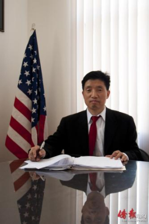 競(jìng)選密逗郡議員的胡知宇律師。（美國(guó)《僑報(bào)》）