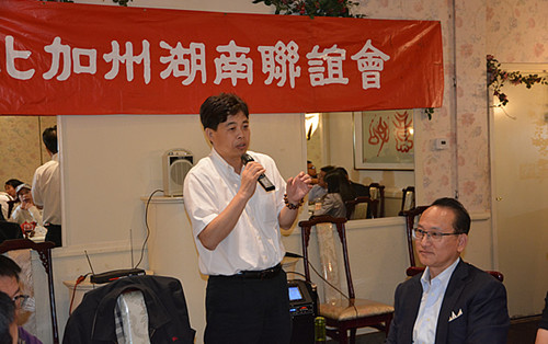 邱愛華在座談會上發(fā)言。