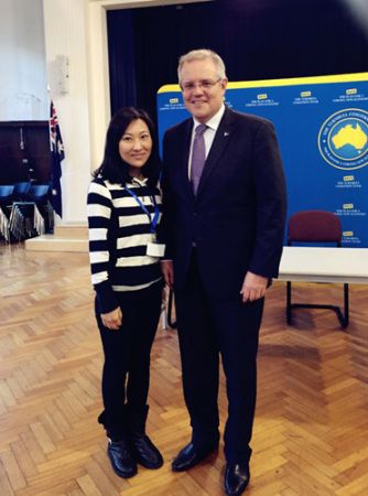 Serena與時(shí)任財(cái)政部部長(zhǎng)莫里森（Scott Morrison）（右）。（澳洲網(wǎng)）