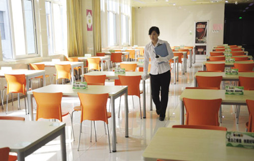 每天開餐前，沈陶都要親自查看餐廳衛(wèi)生。