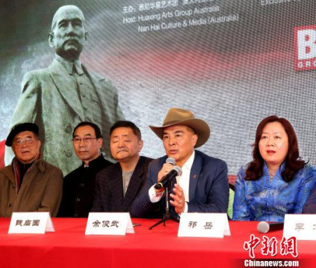悉尼華星藝術團團長、澳華文聯(lián)主席余俊武介紹大型史詩音樂會《孫中山》排演情況。(賴海隆 攝)
