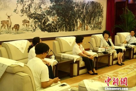 裘援平回答小記者提問(wèn)。 張蕓蕓 攝