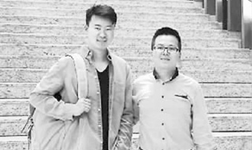 2016年6月，王杰希(左一)和他的合伙人相約在蘇州誠品書店見面，也是他們敲定合作的時刻(受訪者提供)
