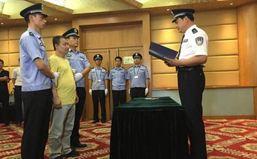 海關(guān)緝私警向黃某宣讀犯罪嫌疑人訴訟權(quán)利義務(wù)告知書。蔡巖紅攝