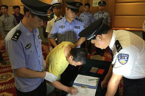 黃某在逮捕證上簽字。蔡巖紅攝