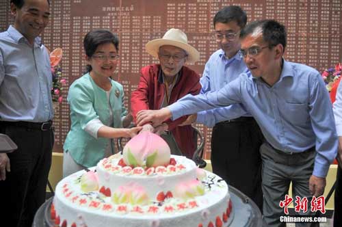 7月17日，羅開瑚切祝壽蛋糕。當(dāng)日，云南唯一健在南僑機(jī)工羅開瑚百歲壽辰祝壽活動(dòng)在昆明舉行，國僑辦、云南省僑辦以及僑聯(lián)、昆明市等單位和個(gè)人向羅開瑚送上祝壽賀禮，祝愿老人健康長壽。羅開瑚生于1918年，海南文昌重興鎮(zhèn)人。16歲時(shí)，父親去世，被迫闖南洋謀生。1939年，羅開瑚作為第八批南僑機(jī)工服務(wù)團(tuán)回國，成為當(dāng)時(shí)3200名歸國抗戰(zhàn)的愛國華僑之一。<a target='_blank' >中新社</a>記者 劉冉陽 攝
