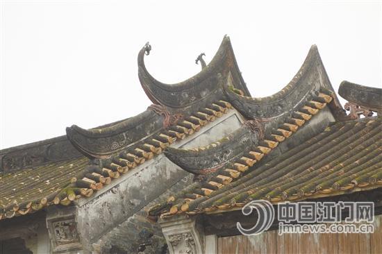 祠堂層面船脊布瓦，綠琉璃剪邊，顯得平實(shí)、厚重而又大氣。