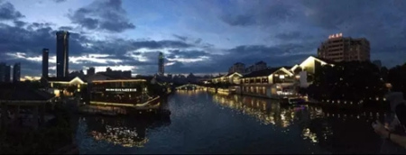 溫州南塘街的夜景，有橋有河有亮麗的燈光的美景令人心醉。這就是美麗的溫州，我的家鄉(xiāng)。我來到這里發(fā)現(xiàn)了東方之美，體驗(yàn)到了濃濃的親情與友情。我愛你，我的家鄉(xiāng)。(一等獎(jiǎng)作品 攝影：李沐陽)