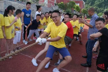 今天我參加了我們夏令營舉辦的集體活動(dòng)拔河比賽。在比賽中，我和我的小伙伴們都十分團(tuán)結(jié)，拼盡了一切力氣！雖然最后我們班輸了，但是我們雖敗猶榮！(二等獎(jiǎng)作品 攝影：張炳照)