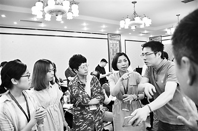 某一團(tuán)隊(duì)的海歸企業(yè)家們正在互相交流。 金光耀 攝