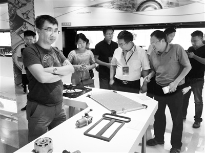 海歸企業(yè)家們正在參觀賽達(dá)新興產(chǎn)業(yè)園區(qū)。參觀過程中，他們認(rèn)真聽取講解，并不時(shí)提出一些問題。 耿一寧 攝 