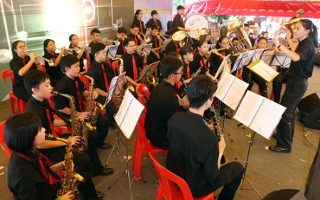 銅軍樂(lè)隊(duì)的學(xué)生為觀眾呈獻(xiàn)3首曲子。（馬來(lái)西亞《星洲日?qǐng)?bào)》）