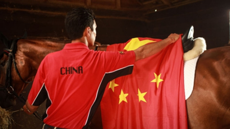 華天和團(tuán)隊(duì)為“堂·熱內(nèi)盧”披上國(guó)旗。(攝影 王靖遠(yuǎn))