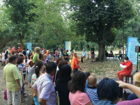 羅馬尼亞面具啞劇院在公園演出現(xiàn)場(chǎng)。(閆建武 攝)