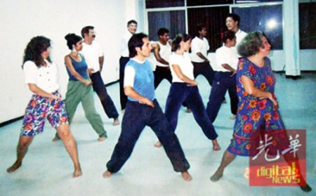 鐘清龍受邀到海外指導(dǎo)洋人婦女學(xué)周家拳。（馬來西亞《光華日報》/駱煒芬 攝）