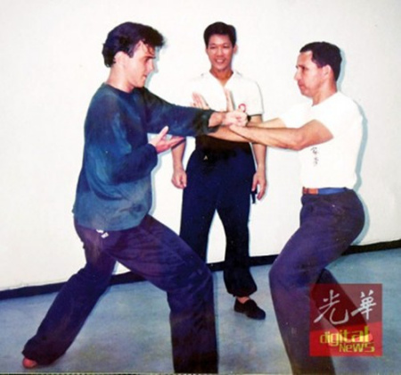 鐘清龍指導(dǎo)洋人徒弟過招。（馬來西亞《光華日報》/駱煒芬 攝）