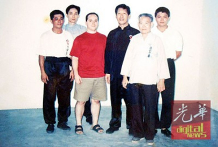《鳳眼拳功夫》作者Mark V.Wiley與師傅及師兄們合照。左3起為Mark V.Wiley及鐘清龍。（馬來西亞《光華日報》/駱煒芬 攝）