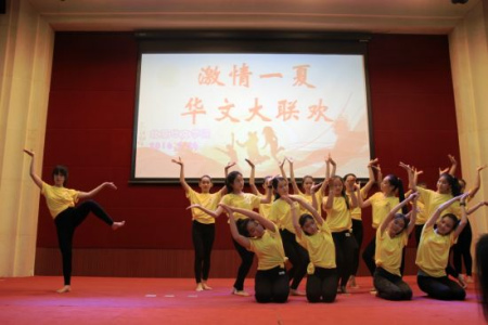 舞蹈營的老撾營員們表演的《飛天神韻》惟妙惟肖 舞蹈營的老撾營員們表演的《飛天神韻》惟妙惟肖