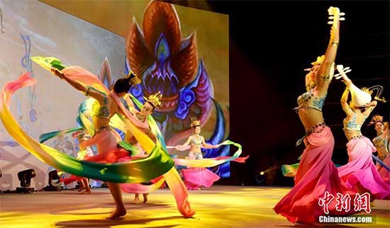 7月31日，由中國(guó)國(guó)務(wù)院僑辦主辦，北京市僑辦承辦的2016年海外華裔青少年“中國(guó)尋根之旅”夏令營(yíng)北京集結(jié)營(yíng)巡演活動(dòng)在國(guó)家會(huì)議中心精彩上演。圖為中國(guó)古典舞表演《吉祥飛天》。 <a target='_blank' >中新社</a>記者 張勤 攝