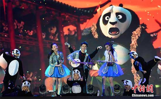 7月31日，由中國(guó)國(guó)務(wù)院僑辦主辦，北京市僑辦承辦的2016年海外華裔青少年“中國(guó)尋根之旅”夏令營(yíng)北京集結(jié)營(yíng)巡演活動(dòng)在國(guó)家會(huì)議中心精彩上演。 <a target='_blank' >中新社</a>記者 張勤 攝