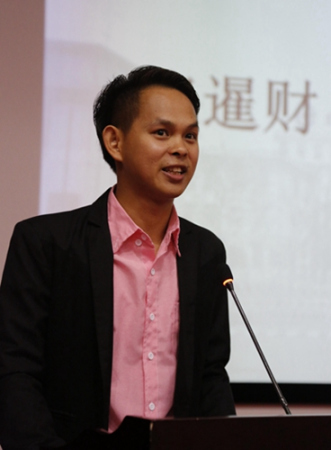 來自印尼的優(yōu)秀學(xué)生代表張暹財同學(xué)發(fā)言，感謝學(xué)校的培育之恩。