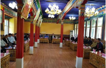 考察團(tuán)一行同西藏大學(xué)專家學(xué)者座談。