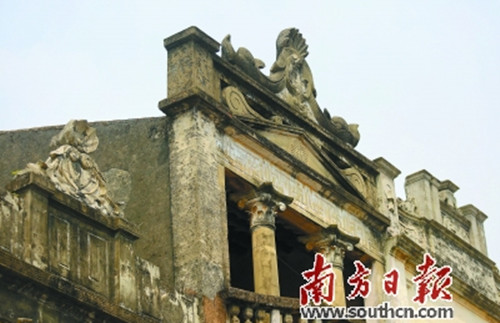  梅家大院里西洋建筑風(fēng)格的老騎樓結(jié)構(gòu)基本完好，電影《讓子彈飛》在此取景。