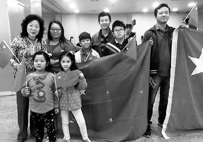 圖為巴西華僑華人在機(jī)場(chǎng)迎接中國(guó)體育代表團(tuán)。 　　照片由宋遠(yuǎn)雄提供