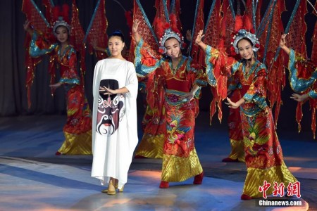 選手們在頒獎(jiǎng)晚會(huì)現(xiàn)場演出。 <a target='_blank'  >中新網(wǎng)</a>記者 金碩 攝