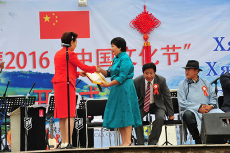 李薇主任向蒙古國(guó)文聯(lián)主席頒發(fā)獎(jiǎng)狀 李薇主任向蒙古國(guó)文聯(lián)主席頒發(fā)獎(jiǎng)狀