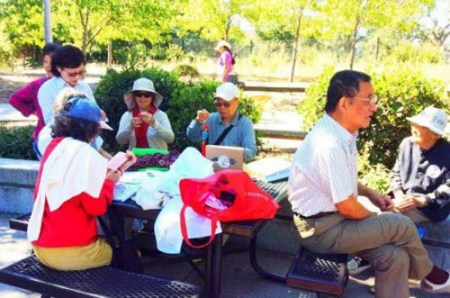 文化節(jié)組委會(huì)在庫柏蒂諾市焦里曼公園開展湯顯祖宣傳活動(dòng)。（美國《僑報(bào)》資料圖）