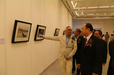 劉香成帶泰國(guó)嘉賓參觀(guān)展覽 劉香成帶泰國(guó)嘉賓參觀(guān)展覽