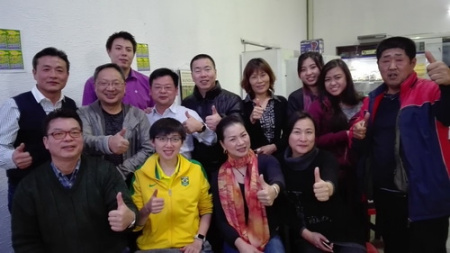 巴西廣州企業(yè)家協(xié)會為桂霖(前排左二)擺宴踐行 巴西廣州企業(yè)家協(xié)會為桂霖(前排左二)擺宴踐行