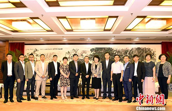 8月15日，中國國務(wù)院僑辦主任裘援平在北京會見法國中法友誼互助協(xié)會一行。 <a target='_blank' >中新社</a>記者 張勤 攝