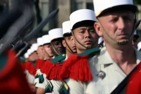 新兵有資格帶上外籍兵團(tuán)的白色軍用平頂帽。