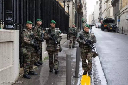 巴黎恐怖襲擊后，外籍兵團(tuán)成員在巴黎大街上真槍實(shí)彈巡邏。