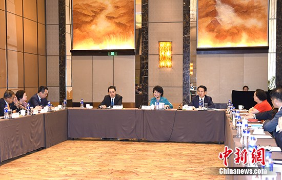 8月16日，中國國務院僑辦主任裘援平、副主任譚天星在北京會見澳門僑界代表人士訪問團一行，并與澳門僑界代表人士舉行座談。 <a target='_blank' >中新社</a>記者 張勤 攝