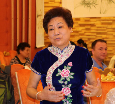 康妮在其書畫藝術展中演講。（美國《世界日報》/俞國梁 攝）