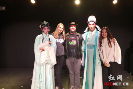 演出結(jié)束后，英國觀眾們紛紛登臺，請求與主演合影。（《紅網(wǎng)》資料圖）
