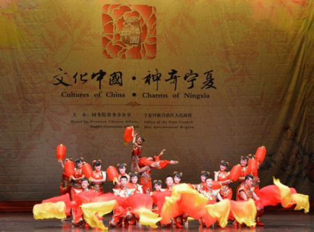 由寧夏歌舞劇院帶來的開場舞蹈《節(jié)日歡歌》。