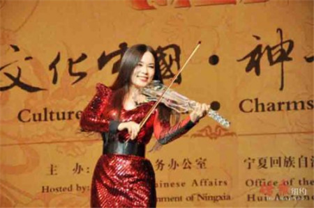 著名歌唱家郭蓉拉唱《長江之歌》、《紅旗飄飄》。