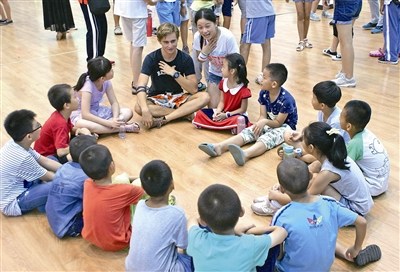 國際志愿者與小朋友互動。