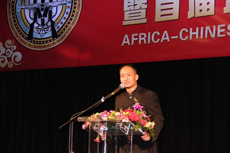 全非洲華商槍械總會(huì)主席龍吾發(fā)表就職演講。李志偉 攝