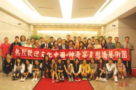 “文化中國(guó)·神奇寧夏”演出團(tuán)29日抵達(dá)紐約。(美國(guó)《僑報(bào)》/林菁 攝)
